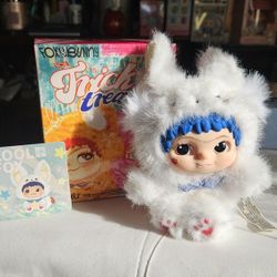 Cool Fox" figure from the MINISO WAKUKU Fox & Bunny Trick or Treat series 