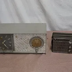 2 Vintage Radios Zenith & Motorola
