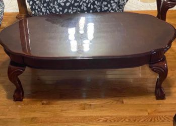 Mahogany Oval Coffee Table with Cabriole Legs