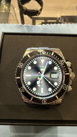 Smartwatch with Black Diver Bezel