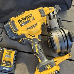 Dewalt 20V MAX Lithium-Ion 15-Degree Electric Cordless Roofing Nailer Kit with 2.0Ah Battery Charger and Bag