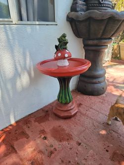 Bird Bath/feeder. NEW 