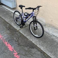 Huffy Rookcreek women’s bike 24 tires 18 speeds front suspension