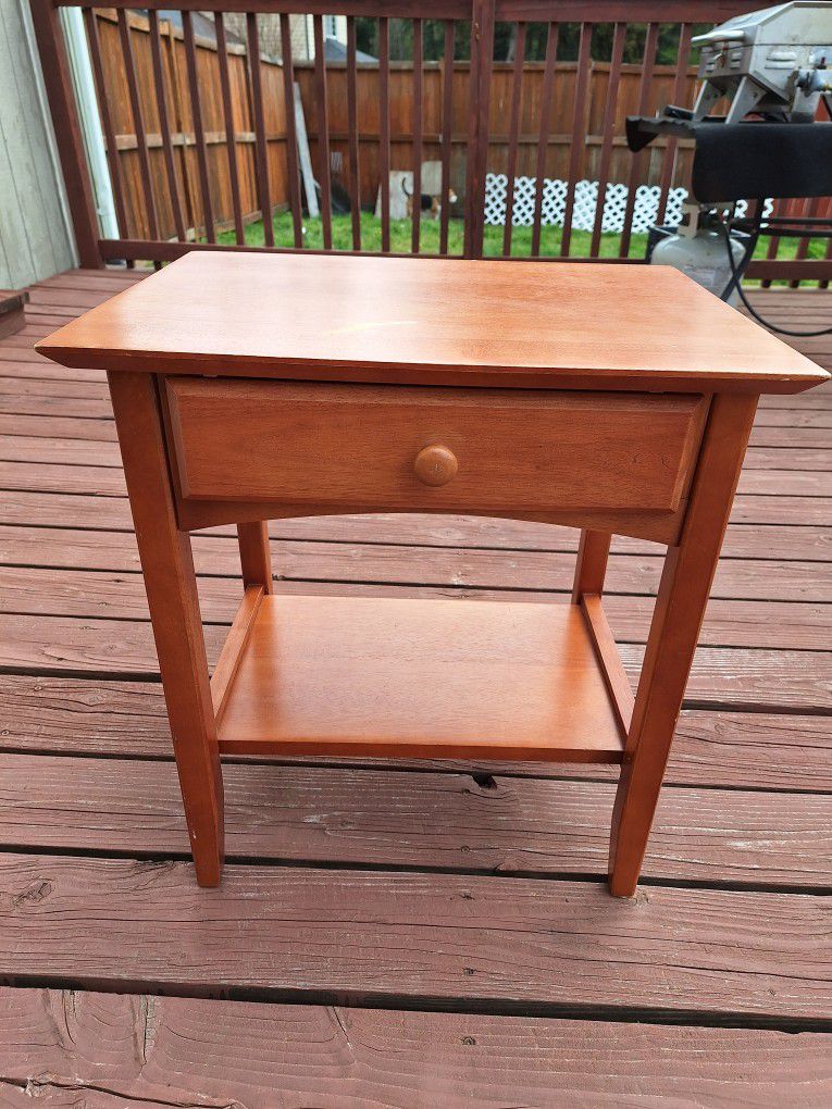 WOODEN END TABLE STURDY BIULD