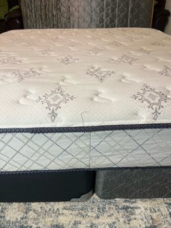Serta King mattress and boxspring. It’s very good condition.
