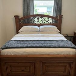  Wooden Bedroom Set in Excellent Conditionv