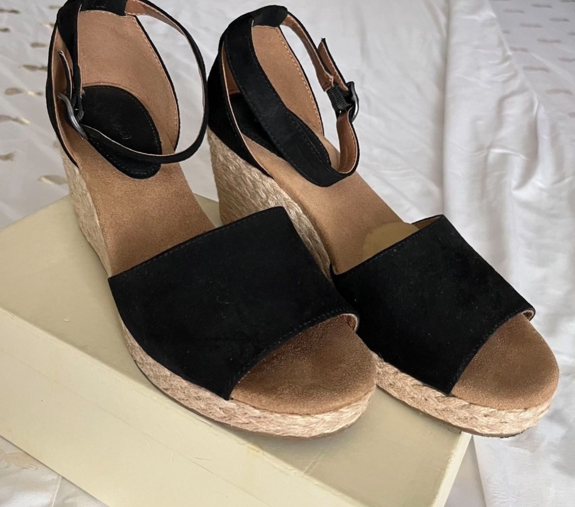 👁️LIKE NEW Sz 7 Suede Wedge Hills $18 🎈