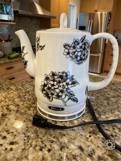 Bella electric tea kettle black-and-white floral
