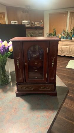 Jewelry box