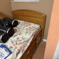 Twin Size Wood Bed  4 Drawers  With Mattress 