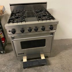 Viking range 30”  Free standing dual fuel  4 sealed gas burners  And electric Convection oven 