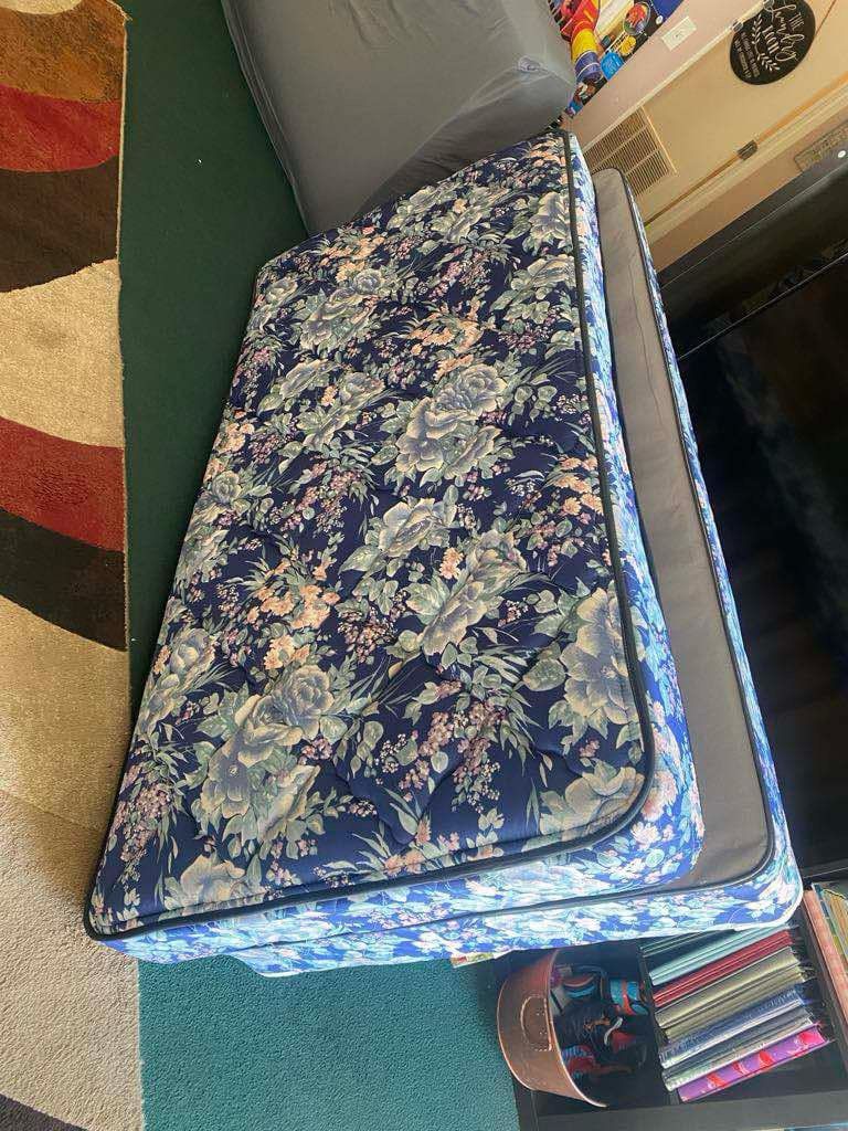 π©·π©·1- $$240-matching blue floral twin mattress and box. (Not new) - I stock up on these from purchasing them in Seattle and Tri Cities and bringi