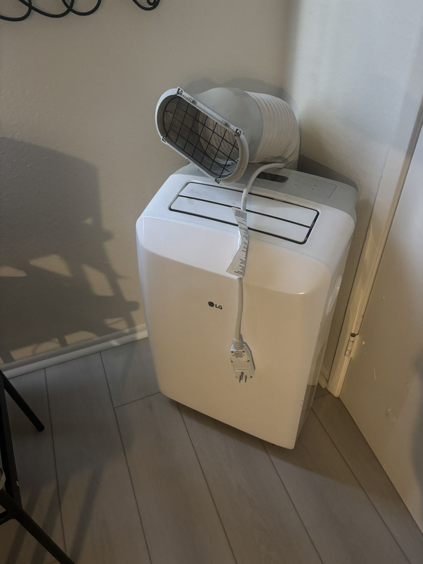 LG PORTABLE AC UNIT BLOWS COLD AND HAS ROLLERS