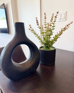 🔝Modern Matte Black Ceramic Vase+ Faux Eucalyptus Plant Set 🍀