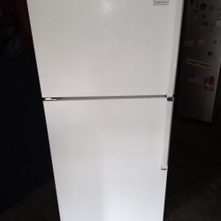 Whirlpool Estate White 18.1 Cu Ft Fridge/Freezer 