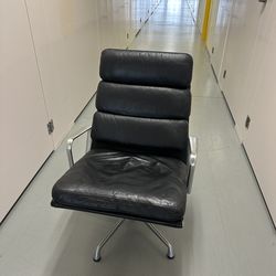 Herman Miller Eames black leather soft pad lounge chair