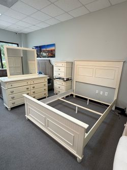 Queen bedroom set (FREE 24H DELIVERY AND SETUP)
