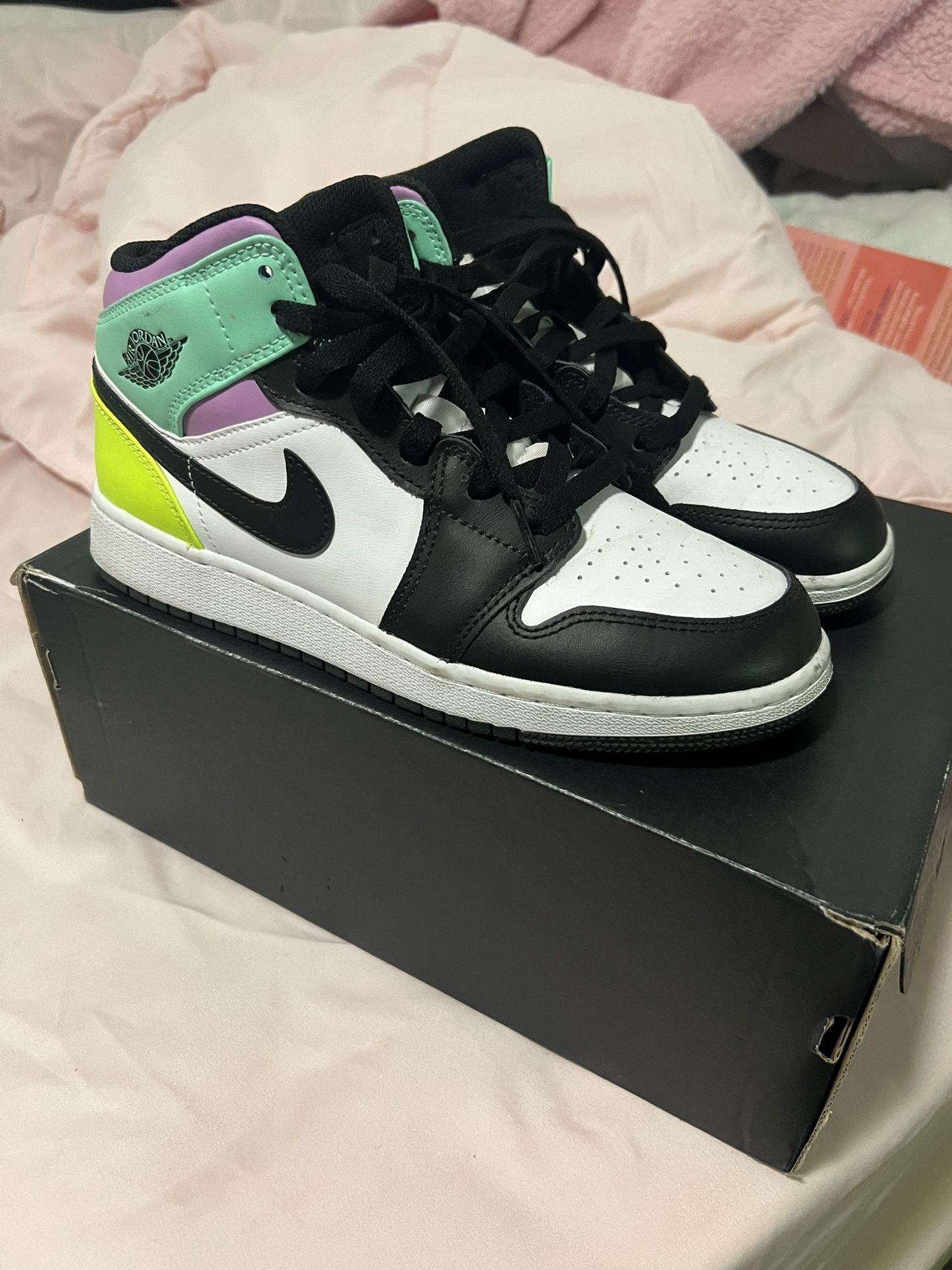 Jordan Mid GS Pastel Black Toe Size