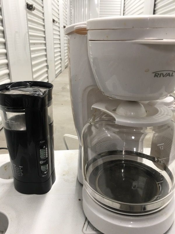 Coffee grinder and coffee machine