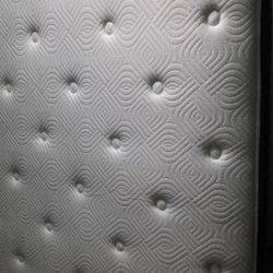 Sealy Queen Mattress Box Spring Bed Like New 