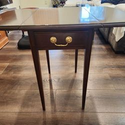 Vtg high quality table - Harden
drop leaf
solid wood
sturdy
15x21x26.5H" (folding size)
leaf size: 9x21" (one leaf)
32x21x26.5H" (extended size)
$150