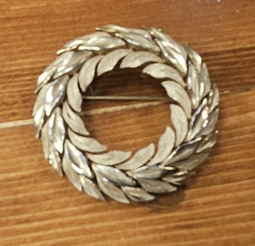 VTG " TRIFARI" CHRISTMAS WREATH GOLD TONE REEF BROOCH PIN SIGNED