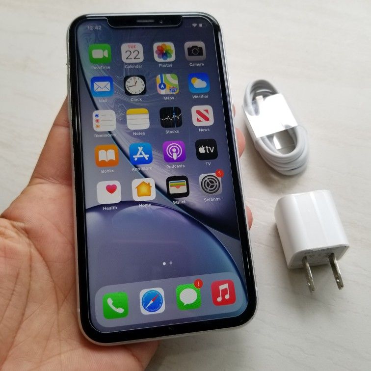 Unlocked Iphone Xr White 64gb Used great conditions (price is firm)