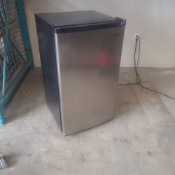 Sanyo Mini Fridge Refrigerador