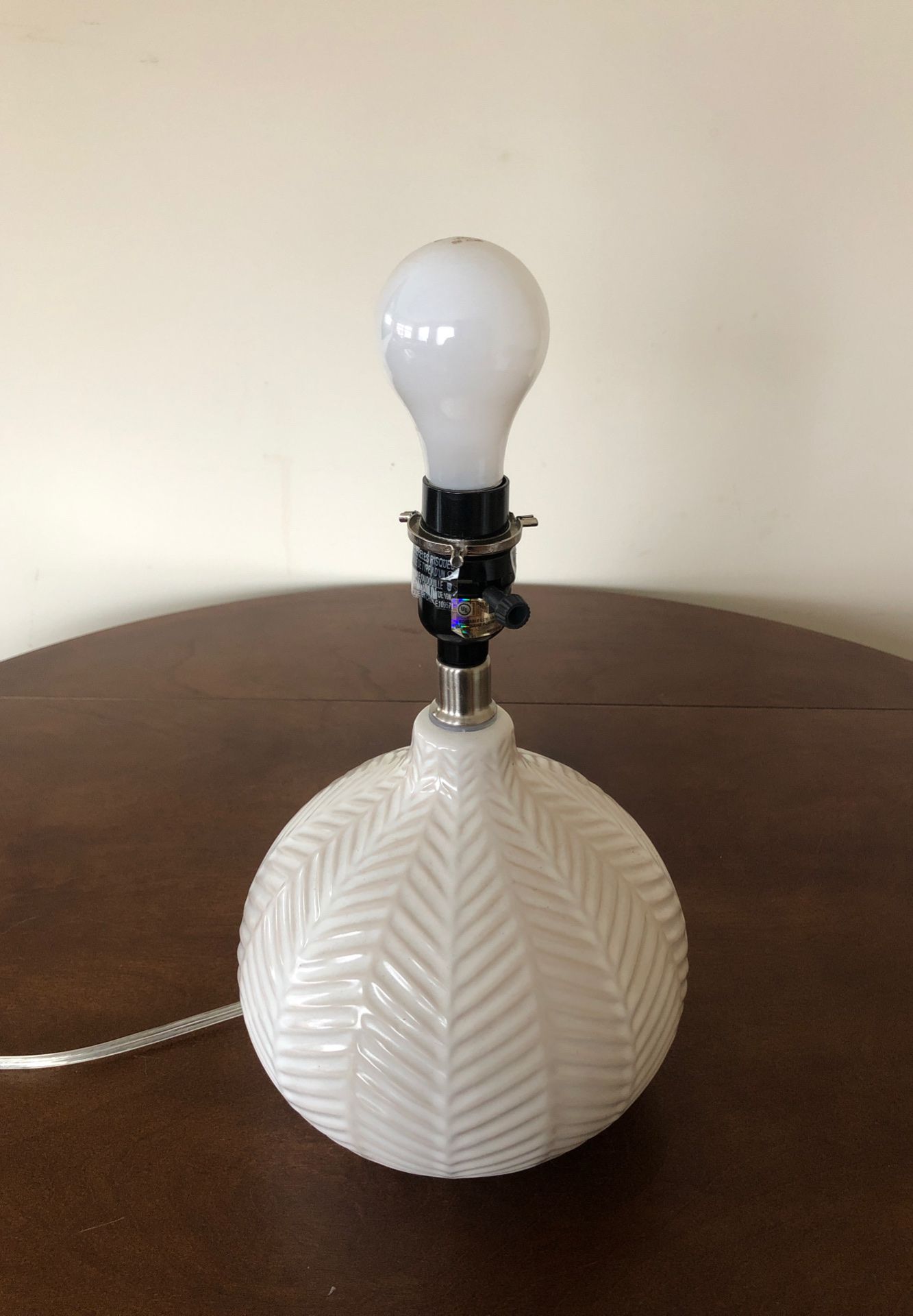 White lamp with lightbulb included