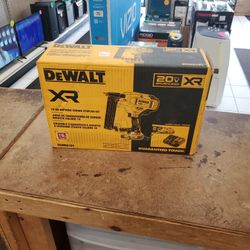 Dewalt 20v Max XR 18GA Cordless Narrow Crown Stapler Kit