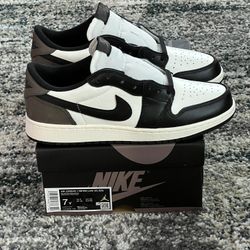Jordan 1 Retro Low OG Mocha GS (7y = 8.5 Women)