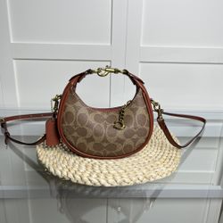 Wristlet shoulder crossbody retro half moon bag