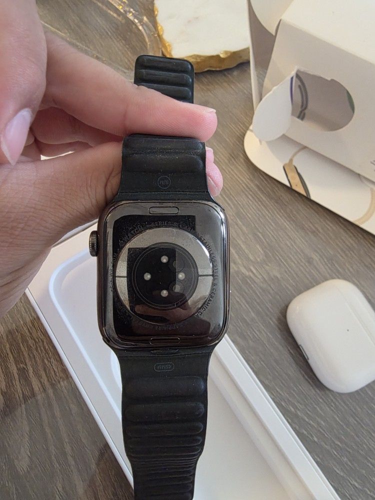 APPLE WATCH SERIES 8 STAINLESS STEEL AND AIR PODS