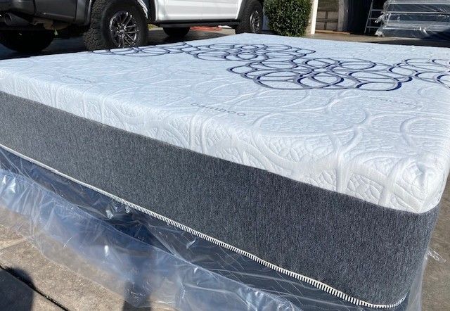 Cal King Bamboo Cool Gel Memory Foam!!