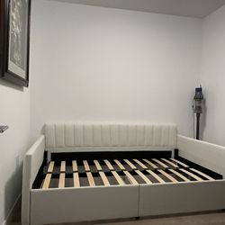 Brittany Upholstered Daybed Matters Included