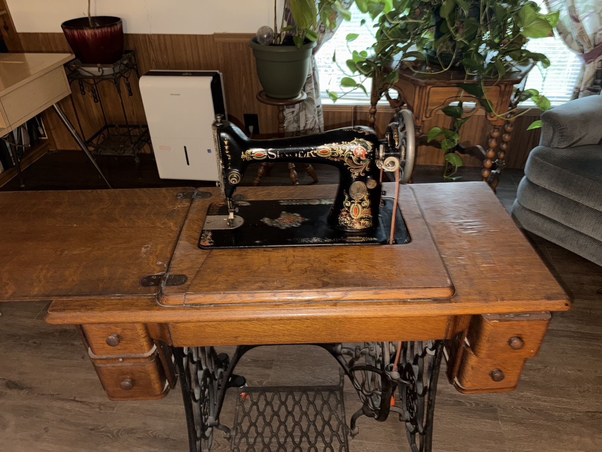 Singer 1910 Treadle Sewing Machine w/Oak Cabinet Table