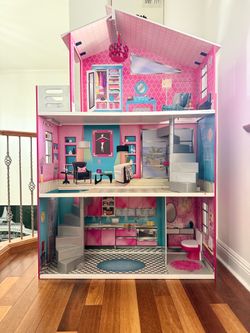 Kidskraft doll house