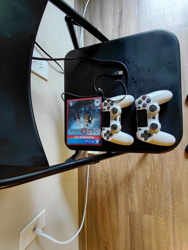 PS4 WITH 2 CONTROLLERS AND FREE GAME 
