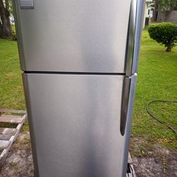 2019 Frigidaire Stainless Door Fridge With Ice Maker