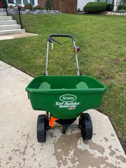 Scotts EdgeGuard DLX 5 ft. W Broadcast Push Spreader For Fertilizer/Ice Melt/Seed 60 lbs