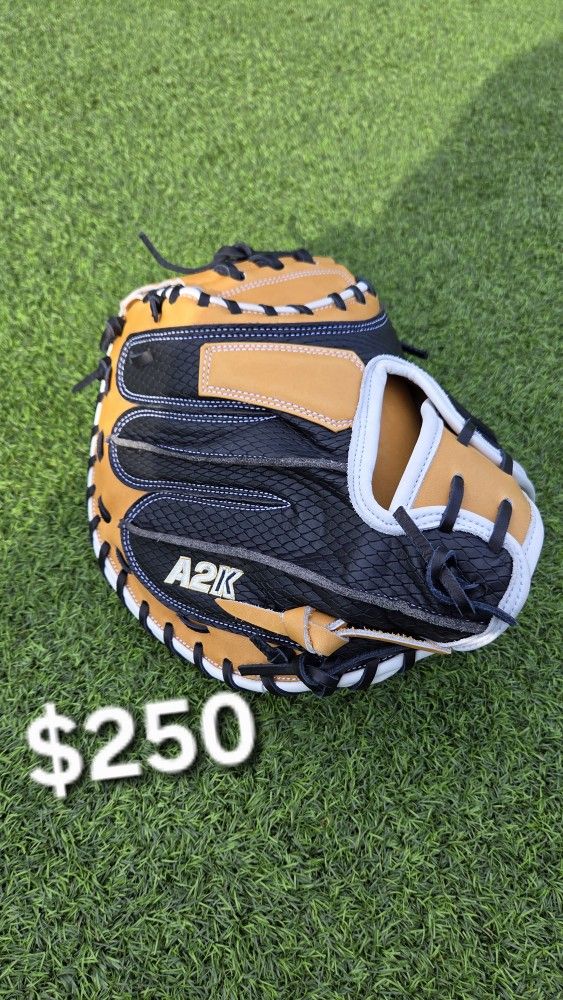 NEAR-MINT Wilson A2K M1D 33.5" Catcher's Mitt - Pro Stock/SuperSkin - RETAIL $400+