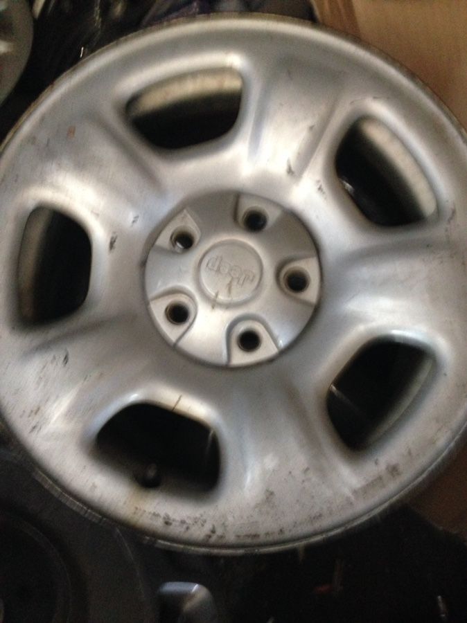 1 Jeep Liberty wheel 16"