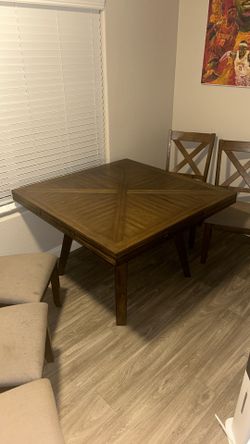 Dining room table with 6 matching chairs