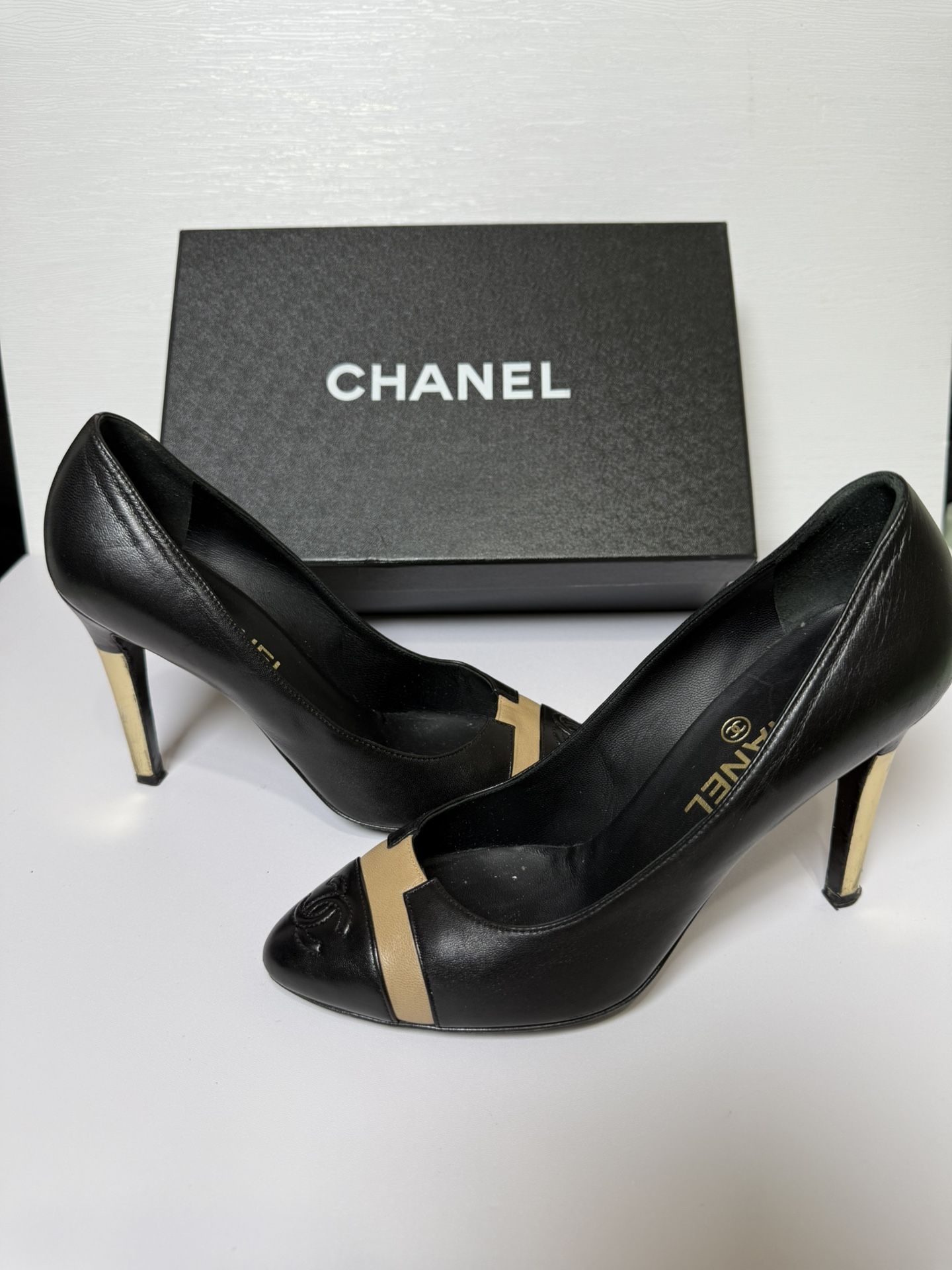 Chanel Beige and Black Leather CC Cap Toe Pumps Size 34.5
