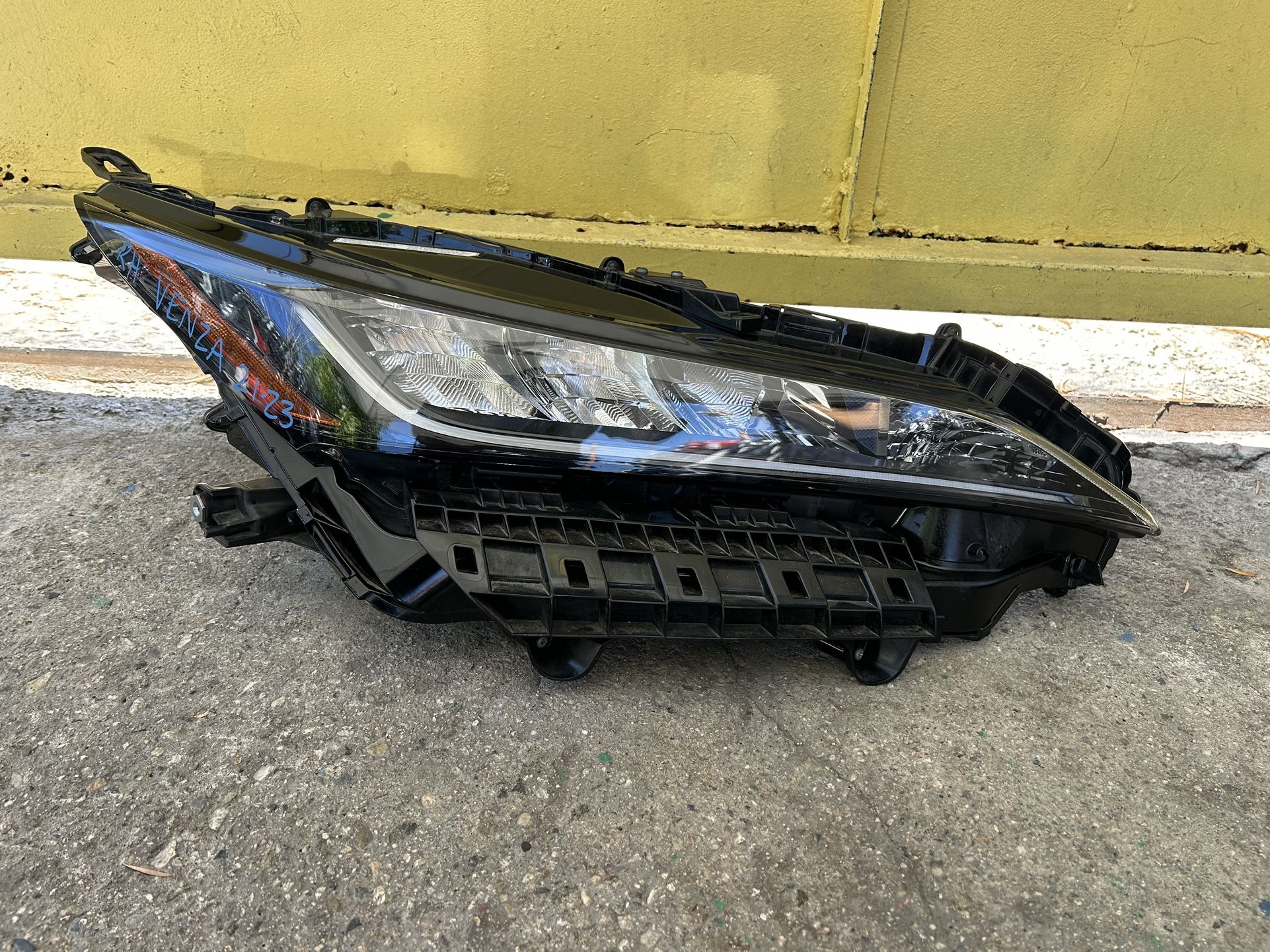 2021-2023 TOYOTA VENZA RH HEADLIGHT OEM