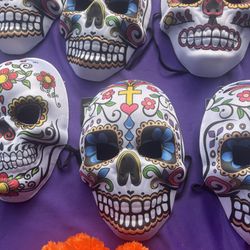 Máscaras para Halloween a cinco dólares cada una