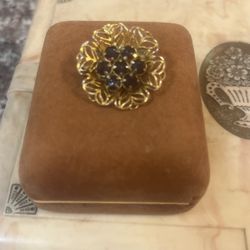 Vintage, Gold Tone Garnet brooch/pin