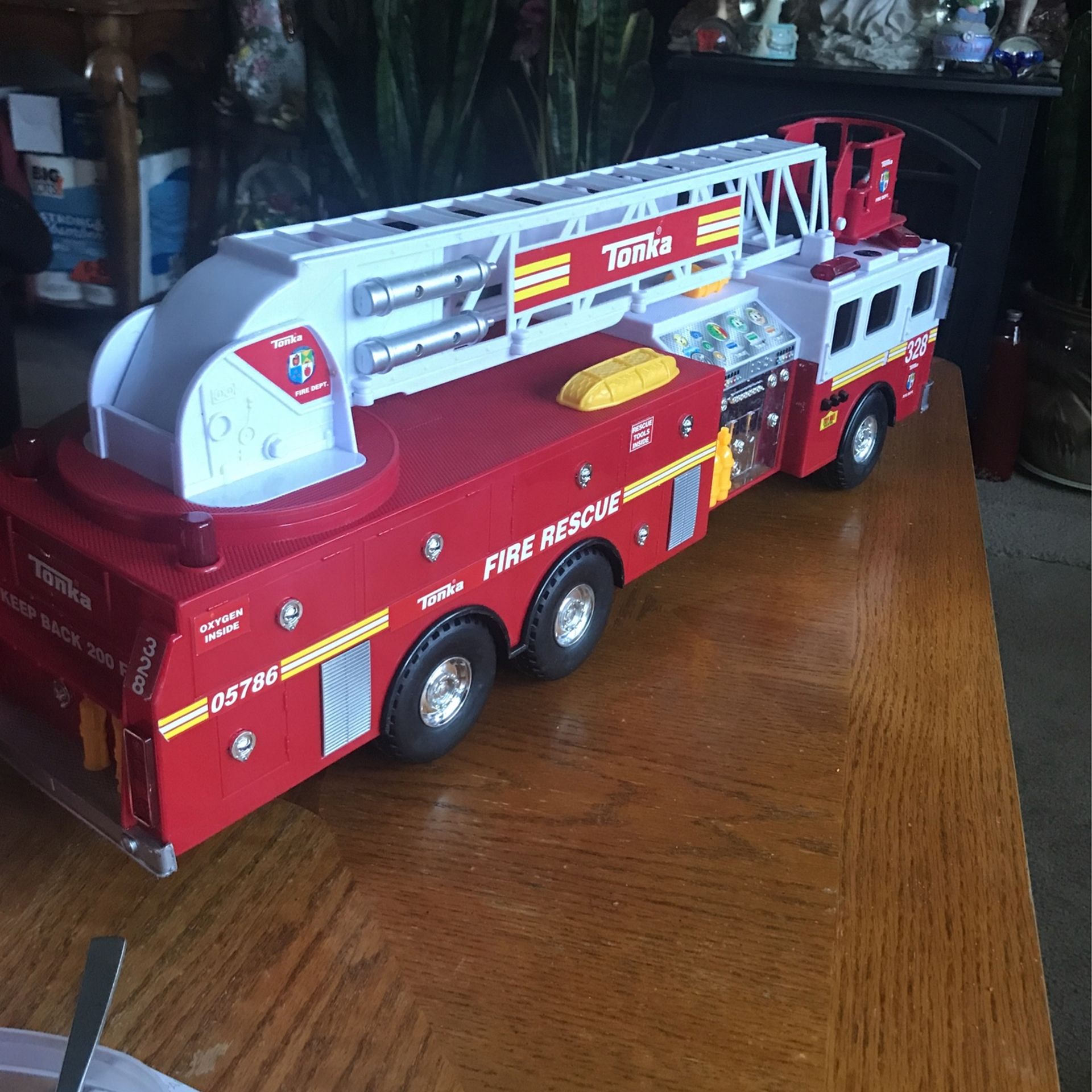 Fire Truck Good Condition 30 Inch   Price  25$ Pick   Up   E     72nd    Tacoma 