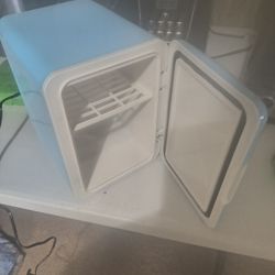 Mini fridge 