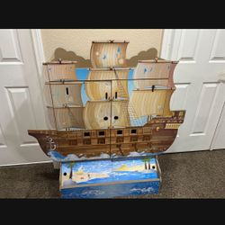 Wood pirate boat with storage on the bottom with all the figures for a perfect play for kids. 